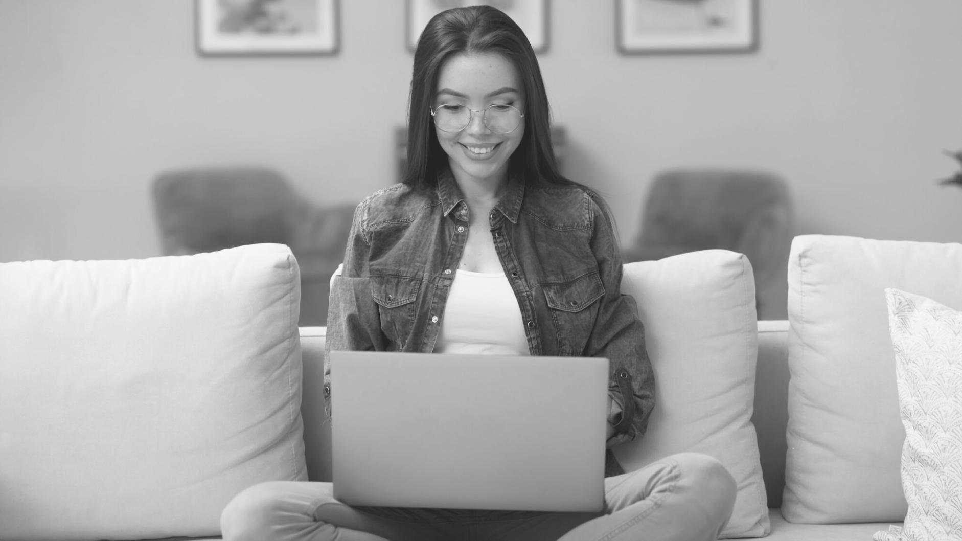 Estudiantes trabajando con herramientas financieras prácticas en sesión de aprendizaje experiencial