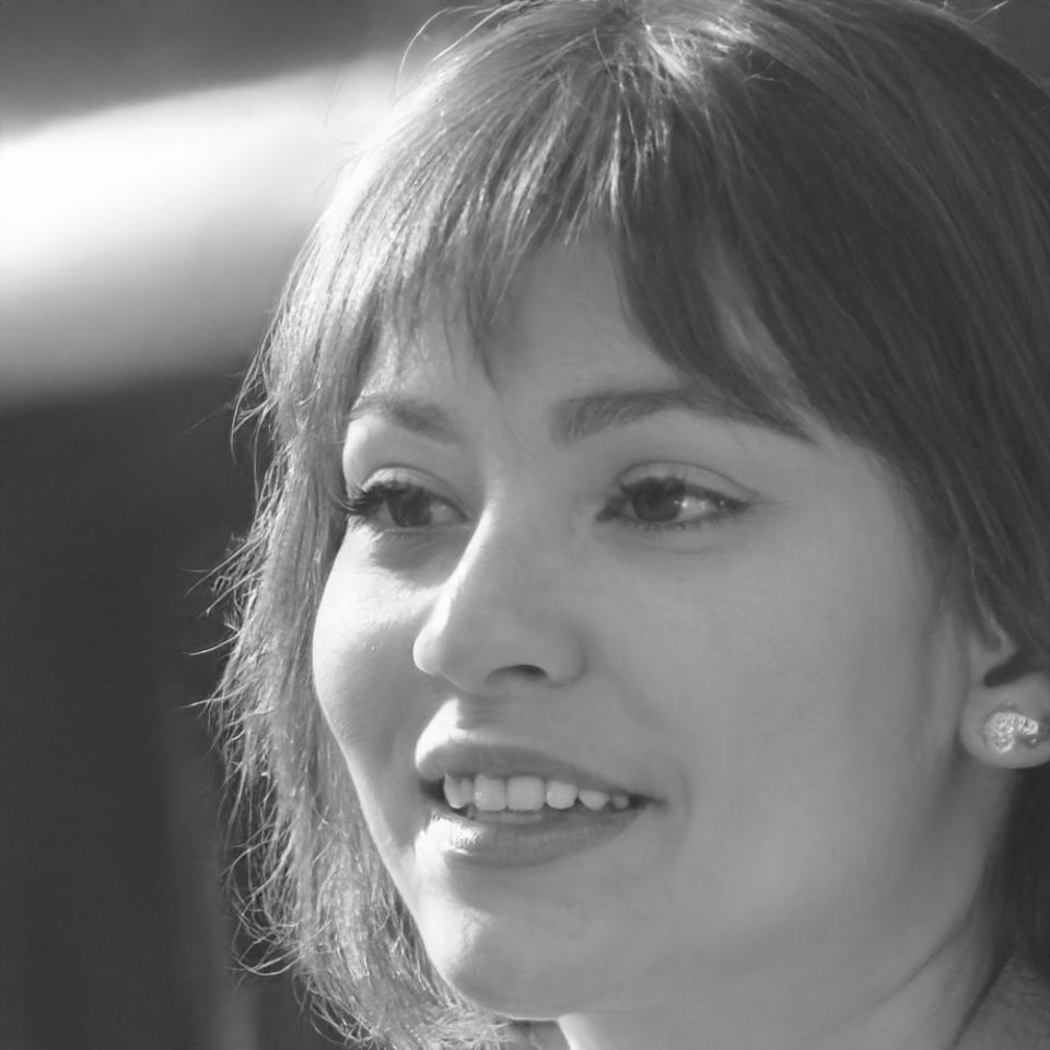 Retrato profesional de instructora especializada en educación financiera